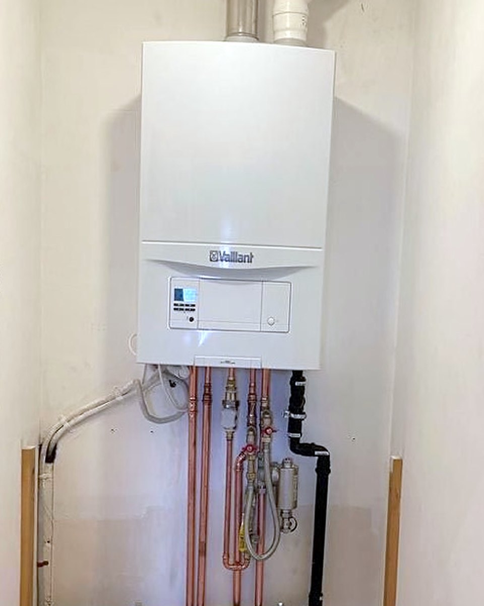 Chaudière Vaillant installée par AJBC, avec ses raccords en cuivre